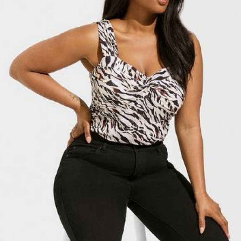 New torrid Top Sweetheart Twist Studio Knit‎ Slightly Crop White Brown size 4X